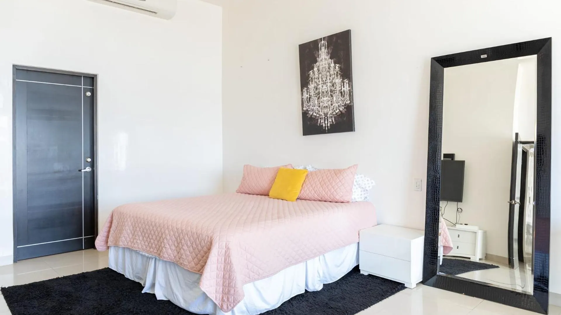 Dom wakacyjny 3Br Downtown Condo With Amazing Views Cabo San Lucas
